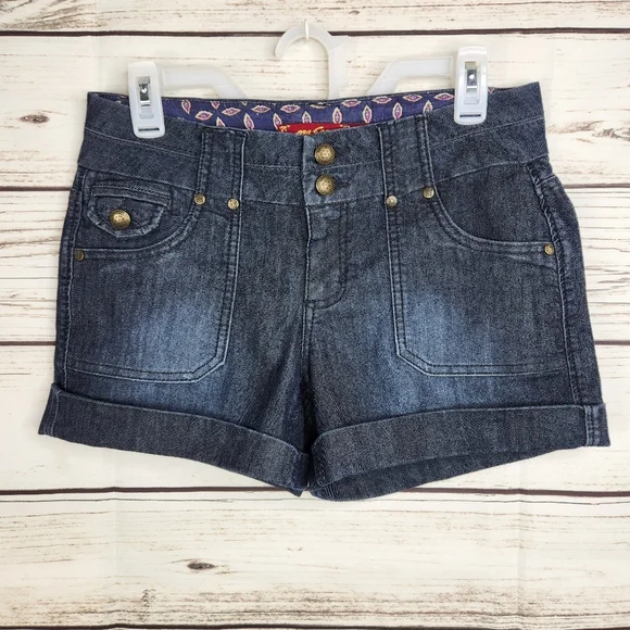 One 5 One Denim Woman's Shorts Size 4 Decorative Adorable Buttons - Picture 2 of 8